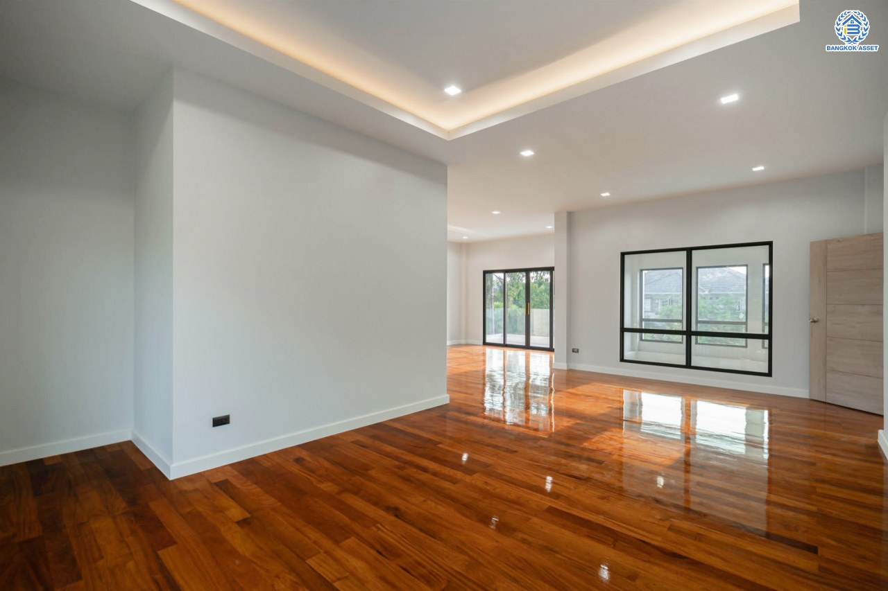 บ้านมือสองตกแต่งใหม่ โครงการ กฤษดานคร20 ปิ่นเกล้า-บรมราชชนนี บ้านหลังมุม ติดทะเลสาบ บนเนื้อที่กว้างมากถึง 238 ตร.ว. ตกแต่งด้วยวัสดุเกรดพรีเมี่ยม ฟังก์ชัน 5 ห้องนอน 6 ห้องน้ำ 1 ห้องอเนกประสงค์ 4 ที่จอดรถ พร้อมทั้งเปลี่ยนระบบไฟฟ้า สุขาภิบาล ทำเลศักยภาพ ติดถนนบรมราชชนนี ใกล้มหาวิทยาลัยมหิดล และเพียง 10 นาทีถึงเซ็นทรัล ปิ่นเกล้า